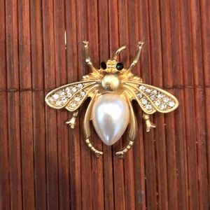 Bee brooch